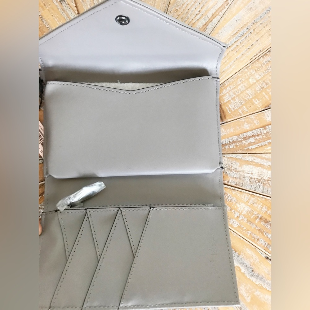 NWT Victoria’s Secret Light Gray Faux Leather Wallet / Wristlet - Picture 2 of 4